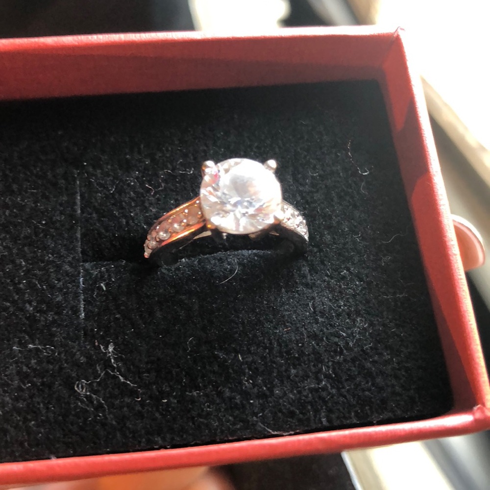 14k White gold 2ct “promise” ring w original box